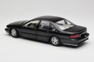 Chevrolet Impala SS Schwarz UT Models 1:18 21031 Metall – Bild 7 von 8
