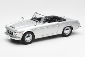 Datsun Fairlady 2000 SR311 Roadster Silber AUTOart 1:18 77432 Metall