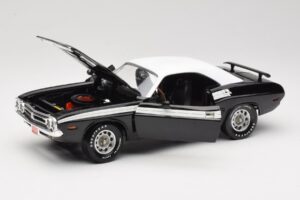 Dodge Challenger R/T Schwarz & Weiss ERTL 1:18 36549 Metall – Bild 2 von 8