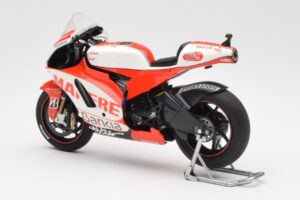 Ducati Desmosedici GP11 #8 H. Barbera Ducati MotoGP Team MotoGP 2011 Minichamps 1:12 123110008 Metall – Bild 5 von 6
