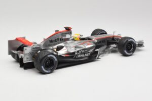 McLaren MP4-25 Mercedes #2 L. Hamilton Showcar 2010 Minichamps 1:18 110100006-R1 Metall – Bild 2 von 6
