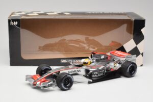 McLaren MP4-25 Mercedes #2 L. Hamilton Showcar 2010 Minichamps 1:18 110100006-R1 Metall – Bild 6 von 6