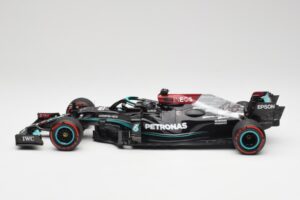 Mercedes AMG W12 Petronas #44 L. Hamilton Spanish GP 100th Pole 2021 Minichamps 1:18 110210444 Resin – Bild 3 von 7
