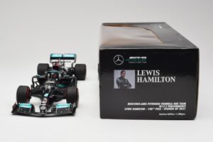 Mercedes AMG W12 Petronas #44 L. Hamilton Spanish GP 100th Pole 2021 Minichamps 1:18 110210444 Resin – Bild 6 von 7