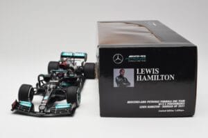 Mercedes AMG W12 #44 L. Hamilton Bahrain GP 2021 Minichamps 1:18 110210144 Metall – Bild 7 von 7
