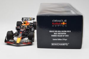 Oracle Red Bull Racing RB18 #1 M. Verstappen Winner Italian GP 2022 Minichamps 1:18 110221601 Metall – Bild 6 von 7
