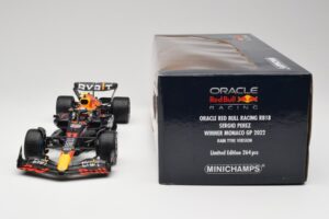 Oracle Red Bull Racing RB18 #11 S. Perez Monaco GP Winner Rain Tyre Version 2022 Minichamps 1:18 110222711 Metall – Bild 6 von 7