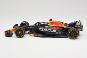 Oracle Red Bull Racing RB19 #1 M. Verstappen Winner Abu Dhabi GP 2023 Minichamps 1:18 110232301 Metall – Bild 3 von 7