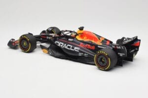 Oracle Red Bull Racing RB19 #1 M. Verstappen Winner Abu Dhabi GP 2023 Minichamps 1:18 110232301 Metall – Bild 5 von 7
