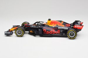 Red Bull RB16B #33 M. Verstappen Emilia Romagna GP Winner Mid Race Tyres 2021 Minichamps 1:18 110210133 Metall – Bild 3 von 7