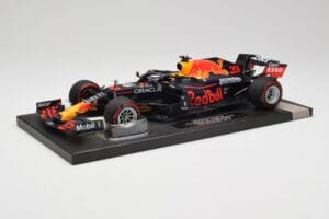 Red Bull RB16B #33 M. Verstappen Abu Dhabi GP 2021 Winner Missing Figurine & Pitboard Minichamps 1:18 113212333 Resin – Bild 2 von 7
