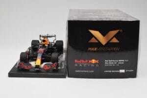 Red Bull RB16B #33 M. Verstappen Abu Dhabi GP 2021 Winner Missing Figurine & Pitboard Minichamps 1:18 113212333 Resin – Bild 6 von 7