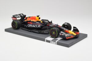 Red Bull RB18 #1 M. Verstappen Japan GP Winner No Figure 2022 Minichamps 1:18 113221801B Metall – Bild 4 von 7