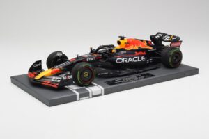 Red Bull RB18 #1 M. Verstappen Japan GP Winner No Figure & Pitboard 2022 Minichamps 1:18 113221801FB Metall – Bild 2 von 7