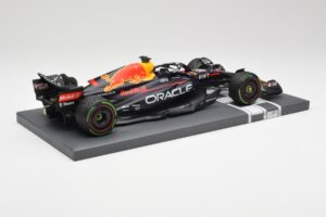 Red Bull RB18 #1 M. Verstappen Japan GP Winner No Figure & Pitboard 2022 Minichamps 1:18 113221801FB Metall – Bild 3 von 7