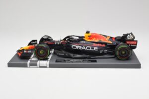 Red Bull RB18 #1 M. Verstappen Japan GP Winner No Figure & Pitboard 2022 Minichamps 1:18 113221801FB Metall