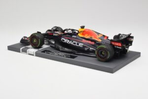 Red Bull RB18 #1 M. Verstappen Japan GP Winner No Figure & Pitboard 2022 Minichamps 1:18 113221801FB Metall – Bild 5 von 7
