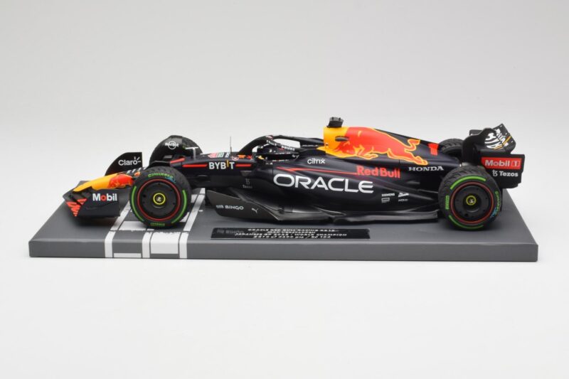 Red Bull RB18 #1 M. Verstappen Japan GP Winner No Figure & Pitboard 2022 Minichamps 1:18 113221801FB Metall