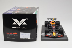 Red Bull Racing RB18 #1 M. Verstappen Japan GP Winner 2022 Minichamps 1:18 113221801FB-R1 Metall – Bild 6 von 8