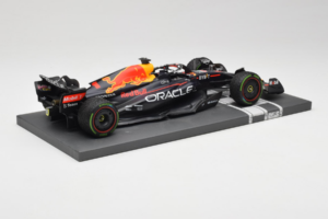 Red Bull Racing RB18 #1 M. Verstappen Japan GP Winner 2022 Minichamps 1:18 113221801FB-R1 Metall – Bild 3 von 8