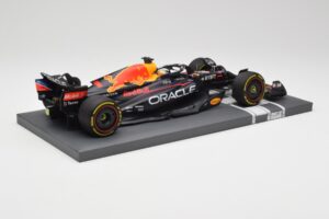 Red Bull RB18 Oracle #1 M. Verstappen Abu Dhabi GP 2022 Winner Minichamps 1:18 113222201 Resin – Bild 3 von 7
