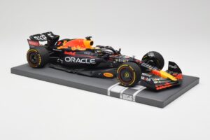 Red Bull RB18 Oracle #1 M. Verstappen Abu Dhabi GP 2022 Winner Minichamps 1:18 113222201 Resin – Bild 4 von 7