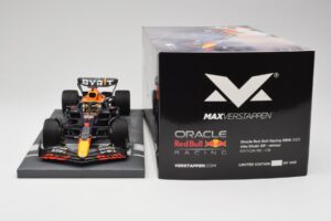 Red Bull RB18 Oracle #1 M. Verstappen Abu Dhabi GP 2022 Winner Minichamps 1:18 113222201 Resin – Bild 6 von 7