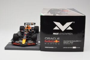 Red Bull RB18 Oracle #1 M. Verstappen Italian GP 2022 Winner Minichamps 1:18 113221601 Resin – Bild 6 von 7