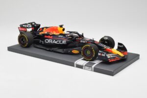 Red Bull RB18 Oracle #1 M. Verstappen US GP 2022 Winner Minichamps 1:18 113221901 Resin – Bild 4 von 7