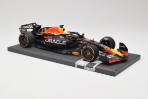Red Bull RB19 Oracle #1 M. Verstappen Bahrain GP 2023 Winner Minichamps 1:18 113230201 Resin – Bild 4 von 7