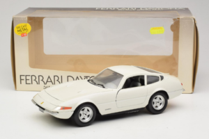 Ferrari 365 GTB/4 Daytona Berlina Weiss Techno Giodi 1:18 74007 Metall – Bild 8 von 8