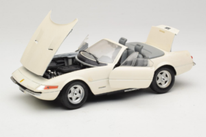 Ferrari 365 GTS/4 Spider Weiss Techno Giodi 1:18 40028 Metall – Bild 2 von 8