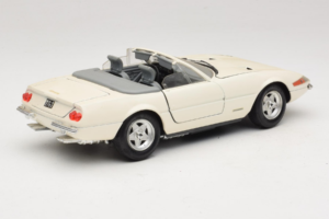 Ferrari 365 GTS/4 Spider Weiss Techno Giodi 1:18 40028 Metall – Bild 3 von 8