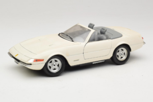 Ferrari 365 GTS/4 Spider Weiss Techno Giodi 1:18 40028 Metall