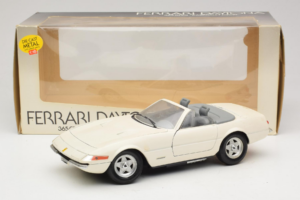 Ferrari 365 GTS/4 Spider Weiss Techno Giodi 1:18 40028 Metall – Bild 8 von 8