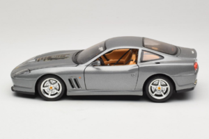 Ferrari 550 Maranello 25 Jahre Ferrari Model Club Silber 2. Version Bburago 1:18 3064-S1 Metall – Bild 4 von 8