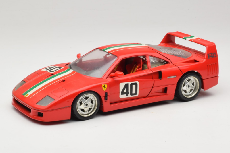 Ferrari F40 #40 Rot mit Italienischer Flagge Bburago 1:18 3032-P1 Metall