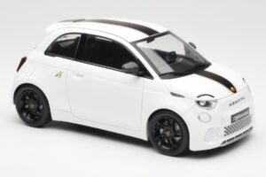 Abarth 500e Weiss IXO 1:18 MCG18497 Metall – Bild 4 von 6