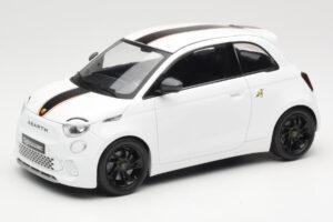 Abarth 500e Weiss IXO 1:18 MCG18497 Metall