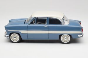 Ford Taunus 12M P2 Blau Streifen Revell 1:18 08880-M1 Metall – Bild 4 von 8