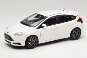 Ford Focus ST Mk2 Weiss Minichamps 1:18 110082004 Metall