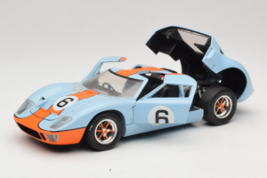 Ford GT40 Gulf #6 J. Ickx / J. Oliver 24 Hours of Le Mans 1969 Revell 1:18 48824 Metall – Bild 2 von 8