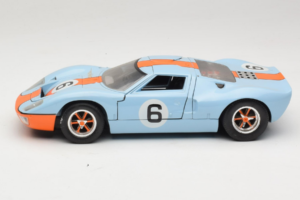Ford GT40 Gulf #6 J. Ickx / J. Oliver 24 Hours of Le Mans 1969 Revell 1:18 48824 Metall – Bild 4 von 8