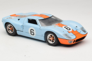 Ford GT40 Gulf #6 J. Ickx / J. Oliver 24 Hours of Le Mans 1969 Revell 1:18 48824 Metall – Bild 6 von 8