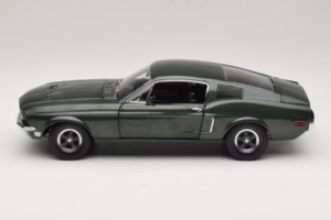 Ford Mustang GT Bullitt mit Steve McQueen Figur Greenlight 1:18 12885 Metall – Bild 4 von 8