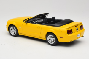 Ford Mustang GT S197 Cabriolet Screaming Yellow AUTOart 1:18 73062 Metall – Bild 7 von 8