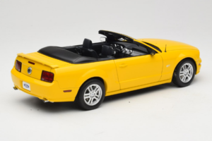 Ford Mustang GT S197 Cabriolet Screaming Yellow AUTOart 1:18 73062 Metall – Bild 3 von 8
