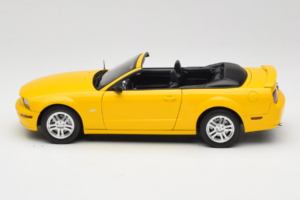 Ford Mustang GT S197 Cabriolet Screaming Yellow AUTOart 1:18 73062 Metall – Bild 4 von 8