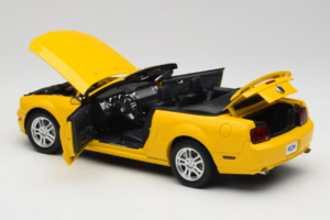 Ford Mustang GT S197 Cabriolet Screaming Yellow AUTOart 1:18 73062 Metall – Bild 5 von 8