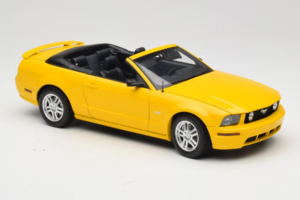 Ford Mustang GT S197 Cabriolet Screaming Yellow AUTOart 1:18 73062 Metall – Bild 6 von 8